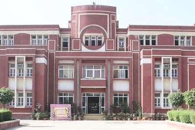 Class 9 Girl Dies After Falling Off School Building in Deoria, Family Cries Foul