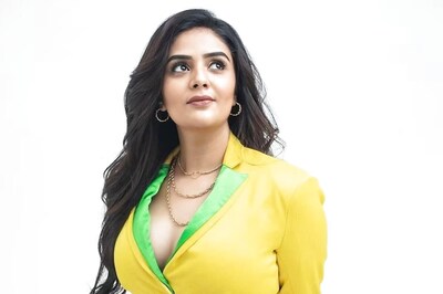 Sreemukhi Wishes Her Fans On Holi In Offbeat Outfit; Internet Has Mixed Response