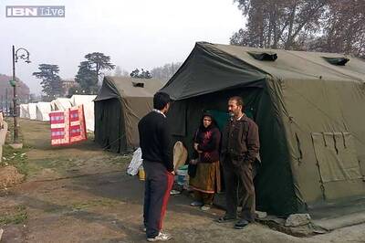 Flood-hit Kashmiris battle cold, hunger; vent their ire on Omar Abdullah government