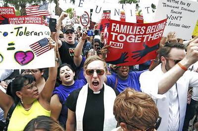 US Judge Criticises Plan to Reunify Families Split at Border