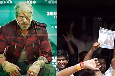 SRK's Jawan Leaves Fans In A Frenzy As They Take Over The Nation's Streets To Promote The Film