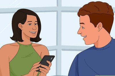 How to Tell if an Aquarius Woman Likes You