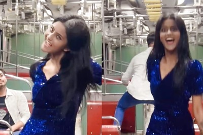 Viral Video of Girl Dancing in Mumbai Local Train Sparks Mixed Reactions | WATCH