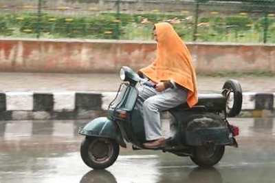 Delhi: Rains bring down temperature, cloudy day ahead