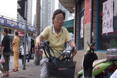 In China, This Woman Improves Her Lung Capacity By Shouting Every Morning At 6