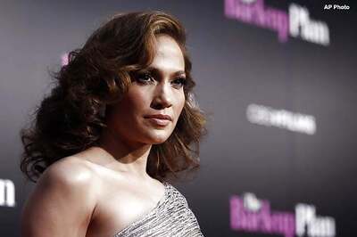 Jennifer Lopez transforms into Marilyn Monroe