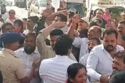 Pune: Rival Sena Factions Come Face to Face, Shout Slogans | WATCH