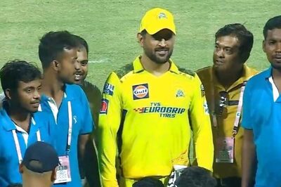 MS Dhoni Clicking Photo With Ground Staff at Eden Gardens Shows Why He's the GOAT