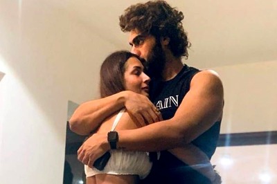 On Valentine's Day, Malaika Arora Gives Tight Hug to Arjun Kapoor As He Kisses Her on Forehead; Pic