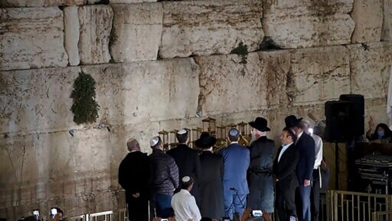 Holocaust Survivors Mark Hanukkah At Jerusalem Western Wall