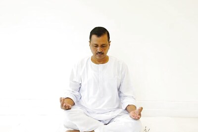 Kejriwal Pays Tributes to Mahatma Gandhi, Holds Day-long Holi Pooja for ‘Betterment of India’