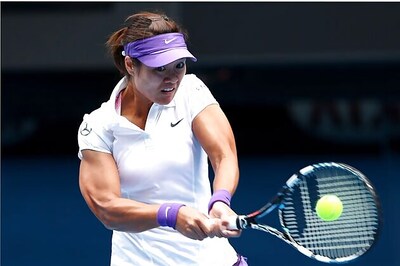 China's Li Na thrashes Sharapova to reach the final