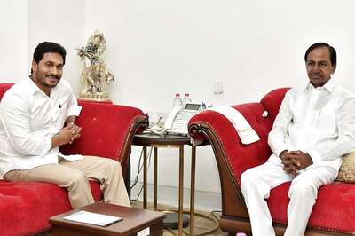 KCR Welcomes Jagan's Three-capital Formula, Cautions against Farmers Protest in Amaravati