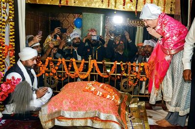 Priyanka Gandhi Offers Prayers at Ravidas Temple in Varanasi, Says His Teachings Are Need of The Hour