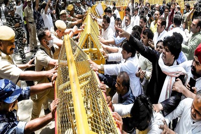 Cong MPs Allege Delhi Police Treated Them Like 'Terrorists' During Protest; Meet Birla, Naidu