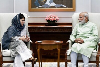 J&K CM Mehbooba Mufti Likely to Meet PM Narendra Modi & Congress Chief to Discuss the State's Special Status Issue