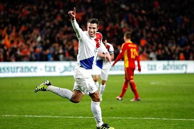 Robin van Persie scores twice in Dutch 4-0 win over Romania