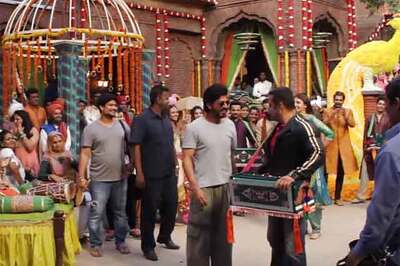 Watch: SRK Cheers Salman-Anushka On The Sets Of 'Baby Ko Bass Pasand Hai'
