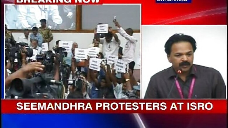 Seemandhara activists protest inside ISRO office against Telangana