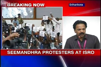 Seemandhara activists protest inside ISRO office against Telangana