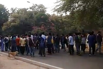 Protesting Students of JNU Claim Paramilitary Forces Deployed on University Campus