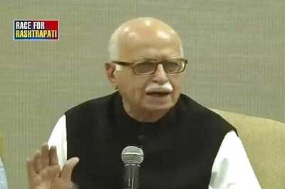 Sushma, Swamy meet Advani over President poll