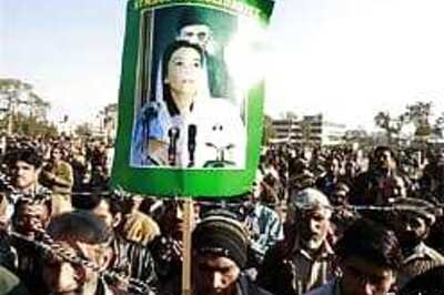 Pakistan poll delay seen as Benazir's party meets