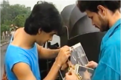 Throwback Video of Aamir Khan Personally Sticking 'Qayamat Se Qayamat Tak' Posters on Auto Rickshaw is to Be Treasured