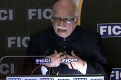 Advani meets industrialists to discuss state of economy