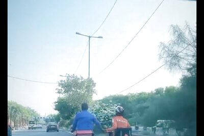 Swiggy Delivery Executive Helping Zomato Counterpart Shows We are 'United By Humanity'