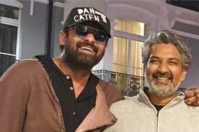 SS Rajamouli Rushes To Rescue Prabhas As Baahubali Actor Gets Mobbed At Airport; Watch