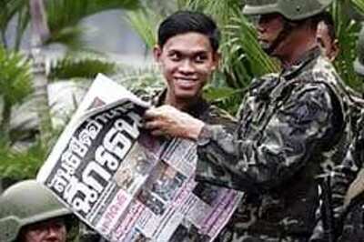 Thai leaders order soldiers to smile