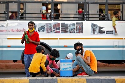 Yogi Govt Accepts Priyanka's Plea to Allow 1,000 Migrant Buses to Enter UP, Seeks Details of Drivers