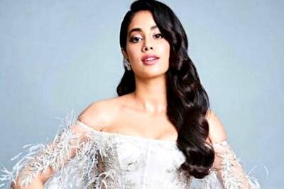 Janhvi Kapoor on Repeating Clothes: Haven't Earned Enough to Splurge on New Outfits