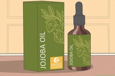 How to Use Jojoba Oil to Enhance Dry Hair