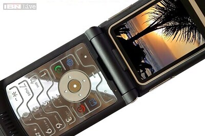 Flip-phones are gaining popularity as smartphone sales go down