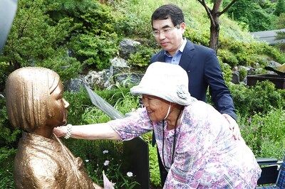 South Korean Buses Carry Statues of 'Comfort Women'