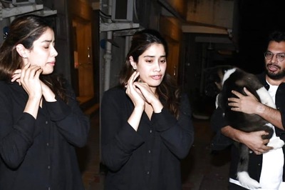 Worried Janhvi Kapoor Holds Her Dog in Arms, Asks Paparazzi to Turn Off Flashlight; Video Goes Viral