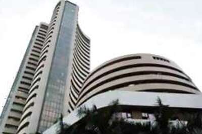 Mkt ends off day's low; IT surges, Realty down