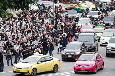 Thai Protesters Carry On Demonstrations Despite Warnings