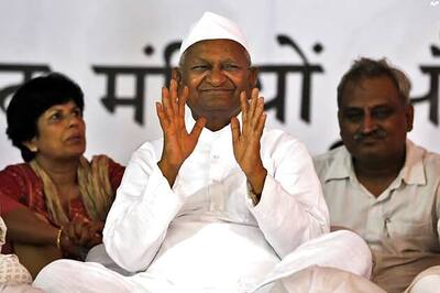 Anna joins fast; team attacks Ramdev over Modi