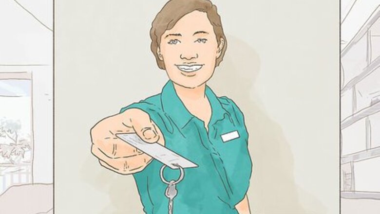 How to Meet New People While Traveling Alone