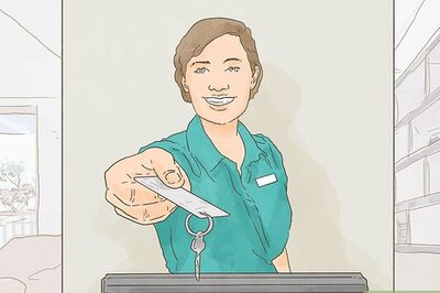 How to Meet New People While Traveling Alone