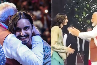 Khalasi Singer Aditya Gadhvi Performs at Narendra Modi's New York Event, PM Hugs Him on Stage | Watch