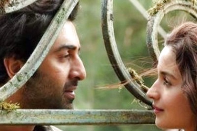 Alia Bhatt and Ranbir Kapoor Hold Each Other's Hands in Unseen Still From Brahmastra