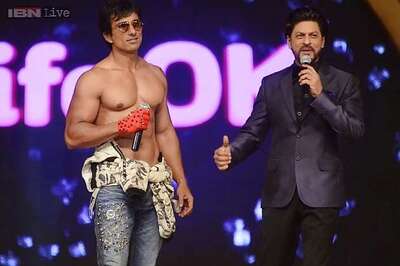 Snapshot: Shah Rukh Khan asks Sonu Sood to take off his shirt, and he does