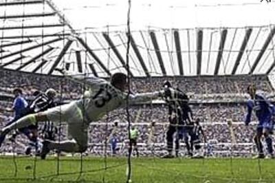 Chelsea win, set up EPL title showdown with Man U