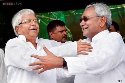 Bihar polls: Lalu, Nitish seek to play down Mulayam outbursts