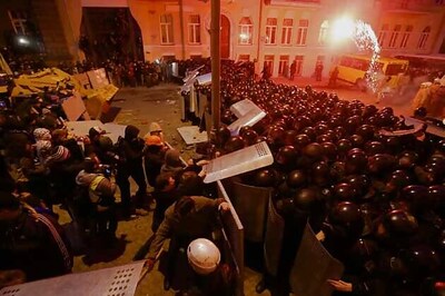 Anti government mass rally in Ukraine turns violent