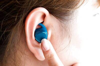 Gear IconX: Samsung Unveils Wireless Earbuds